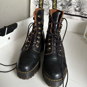 Dr. Martens Leona Boot